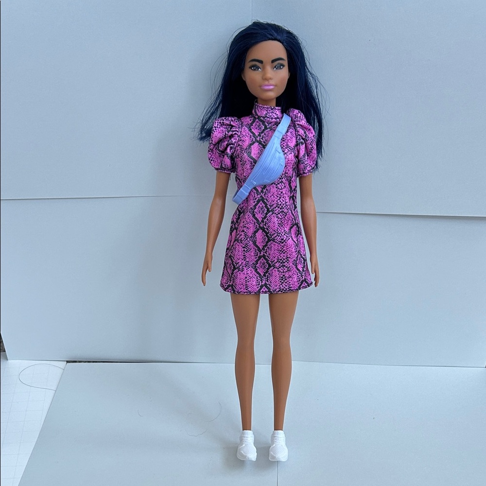 Collectible Fashionista #143 Petite Asian Barbie Doll Blue Hair w/ Crossbody Bag